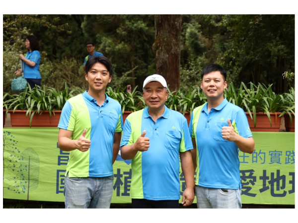 富旺舉辦ESG家庭日活動，號召上百位員工親友前進山林，攜手台大實驗林植樹造林正式邁入第 10 年，認養約 1 公頃的紅檜造林地，為環境永續作出貢獻，未來富旺也將持續投入ESG計畫，積極發揮綠色影響力。圖中為董事長林正雄、圖右為總經理林宗毅、圖左為副總經理林祐任。